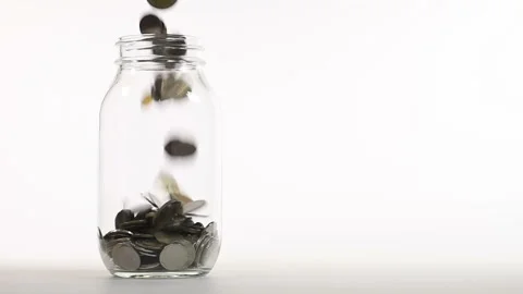 Coins falling into jar - slow motion 库存影片 141973946