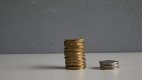 Coins increase and decrease in stop motion seen. 库存影片 128096493