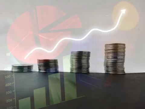 Coins stack increasing trend with trend line double exposure image Foto stock