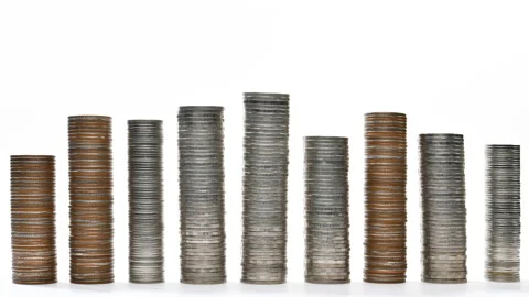 Coins on stack increasing on white background - stop motion Vídeos de archivo 142267077