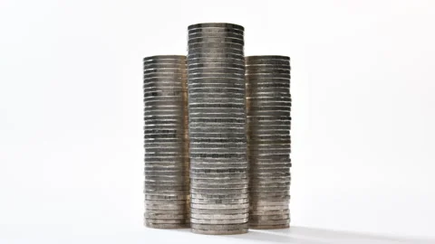 Coins on stack increasing on white background - stop motion Stockbeeldmateriaal 142267823