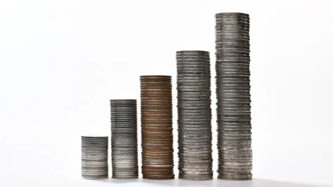 Coins on stack increasing on white background - stop motion Stockbeeldmateriaal 142268289
