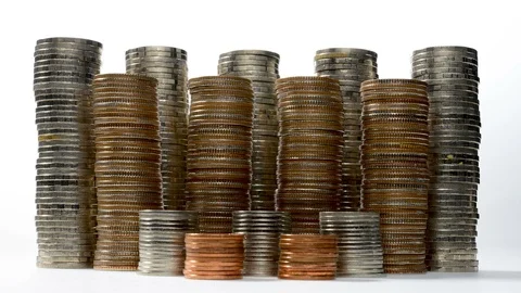 Coins on stack on white background - stop motion . Видео 126081678