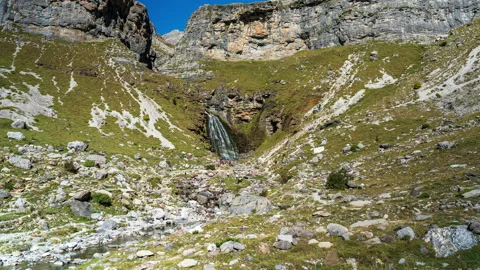 Cola de caballo, in Monte Perdido of Pirineos Video stock 179148654