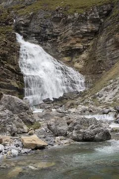 Cola de caballo waterfall cascading down rocky mountainside in ordesa Stock Photos