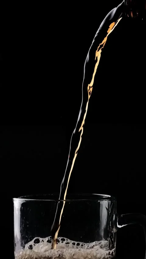 Cola pouring with drops and splashes Vidéo 311474985