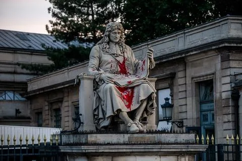 Colbert statue in Paris splashed in red paint, France - 23 Jun 2020 Stockfoto's