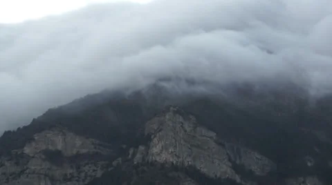 Cold air descends 動画素材 58697957