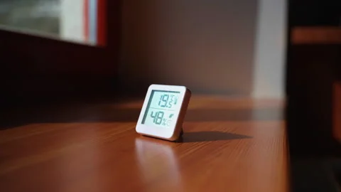 Cold Apartment Window Thermometer, Fuel Crisis and Bad Economy 스톡 동영상 332683650