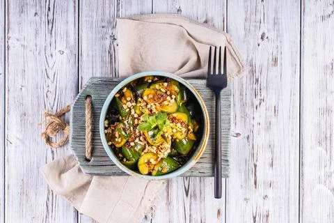 Cold appetizer "Broken cucumbers" in chill sauce. Foto stock