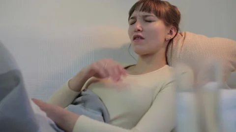 Cold in bed 库存影片 120230140