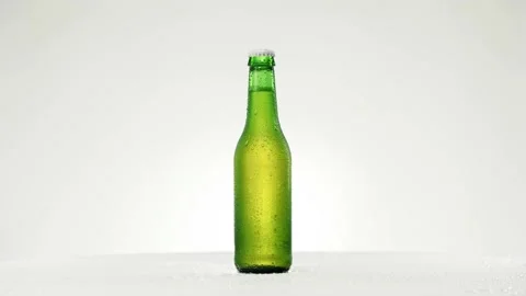 Cold beer bottle with drops rotates 360 degrees Vídeos de archivo 151794256