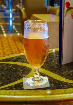 Cold Beer Glass on Table Foto stock