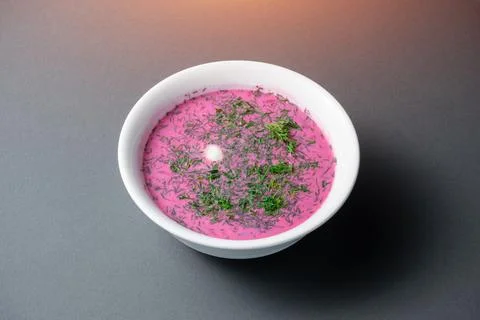 Cold beetroot soup with cucumber, boiled egg, dill and yogurt in white bowl Foto stock