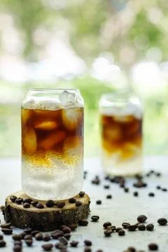 Cold black coffee with tonic and ice in glass. Summer espresso drink on natur Foto stock