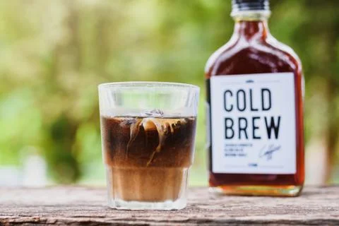 Cold brew coffee with milk on a table outside with cold-brew coffee in a glass Foto stock