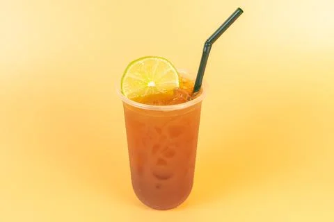 Cold brew tea or black tea with lemon in a plastic glasses Foto stock