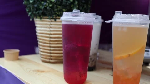 Cold bubble tea drinks at market Vídeo Stock 335715886