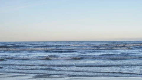 Cold, cloudless Baltic sea (seashore). Vídeos de archivo 121878375