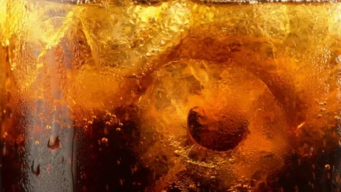 Cold Cola with ice cubes in 4K Vidéo 83135822