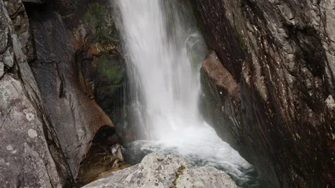The Cold Creek Waterfalls 스톡 동영상 324813008