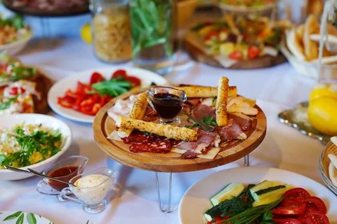 Cold Cut Meat Platter with Breadsticks and Dark Sauce Stock-Fotos