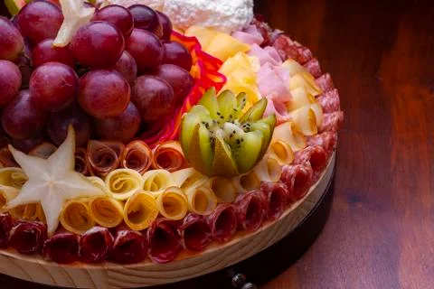 Cold cuts decorated with ham, salami, sliced turkey breast and fruit. Foto stock