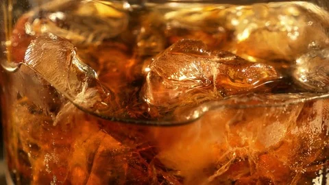 Cold drink with ice cubes in 4K Vidéo 79525120
