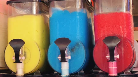 Cold drinks. Slush puppy machine. 動画素材 89140675