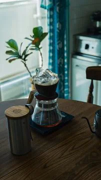 Cold Drip Iced Coffee Brewing Setup on Wooden Table Fotos de archivo