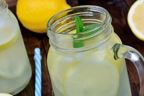Cold fresh lemonade in  mason jars on table Foto stock
