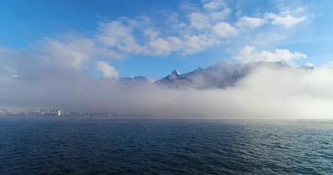 Cold lake with fog Vídeo Stock 102564347
