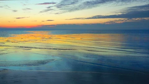 Cold Lake Michigan in Winter, surface ice reflecting the dawn sky 動画素材 100574038