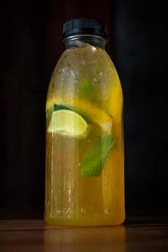 Cold lemonade with slices of lemon, orange and ginger with mint leaves in a c Foto stock
