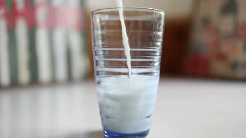 Cold milk pouring over ice for homemade matcha latte preparation Vidéo 344043980