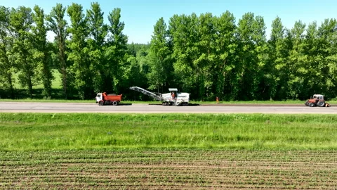Cold milling during road construction and asphalt repair. Cold milling machine Vídeo Stock 201402128