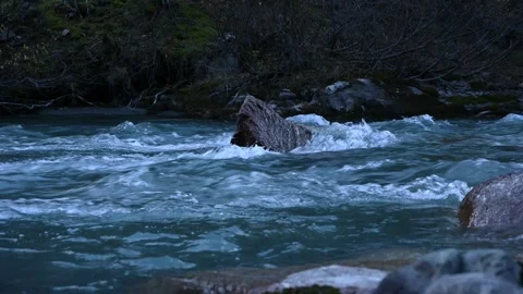 Cold mountain creek with sharp stone Vídeo Stock 276236011