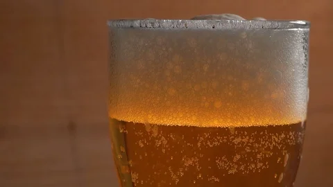Cold mug of beer in a bar slow motion slow motion Vidéo 101095703