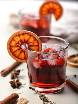 Cold mulled wine with cherry and bloody orange. Vertical shot. Close-up. Alco Foto stock