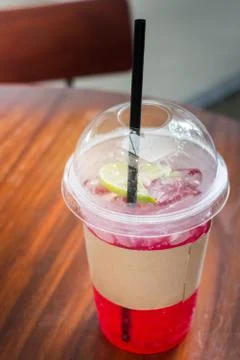 Cold Red Drink With Lime Slice Stock-Fotos