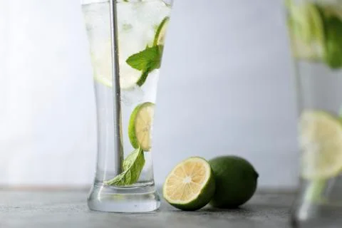 Cold refreshing beverage with sliced lime ripes and ice reverse light image i Foto stock