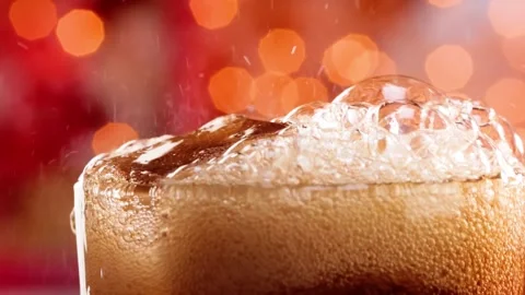 Cold refreshing carbonated drink pouring into clear glass with ice cubes ov.. Video stock 337344621