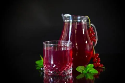 Cold refreshing drink from fresh summer berries in a decanter. Foto stock