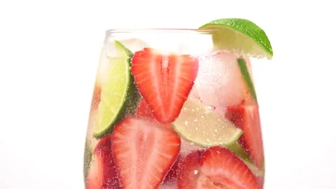 Cold refreshing strawberry and lime lemonade or mojito cocktail with ice cu.. Stock Footage 275882271