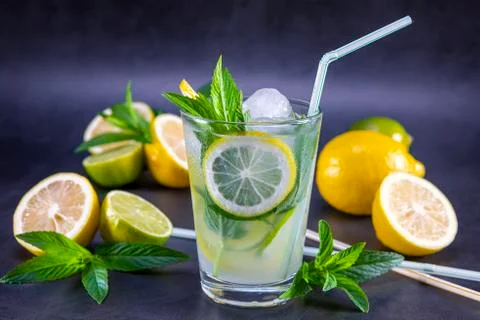 Cold refreshing summer lemonade with mint in a glass Stockfoto's