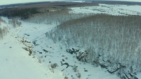 Cold river flowing through a dense snow covered pine forest in wild winter 스톡 동영상 165346547