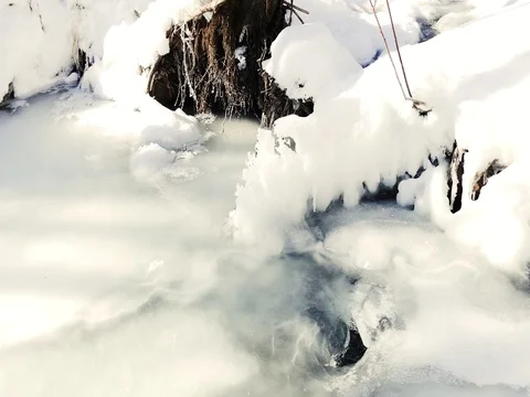 Cold River Moving Under Ice and Snow Stockbeeldmateriaal 73546895