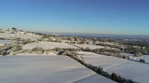 Cold snowy winter British patchwork farmland countryside rural scene 動画素材 146523182
