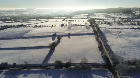 Cold snowy winter British patchwork farmland countryside rural scene Stock-Footage 146523422