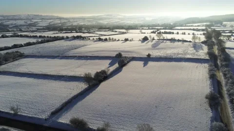 Cold snowy winter British patchwork farmland countryside rural scene Stock-Footage 146523979